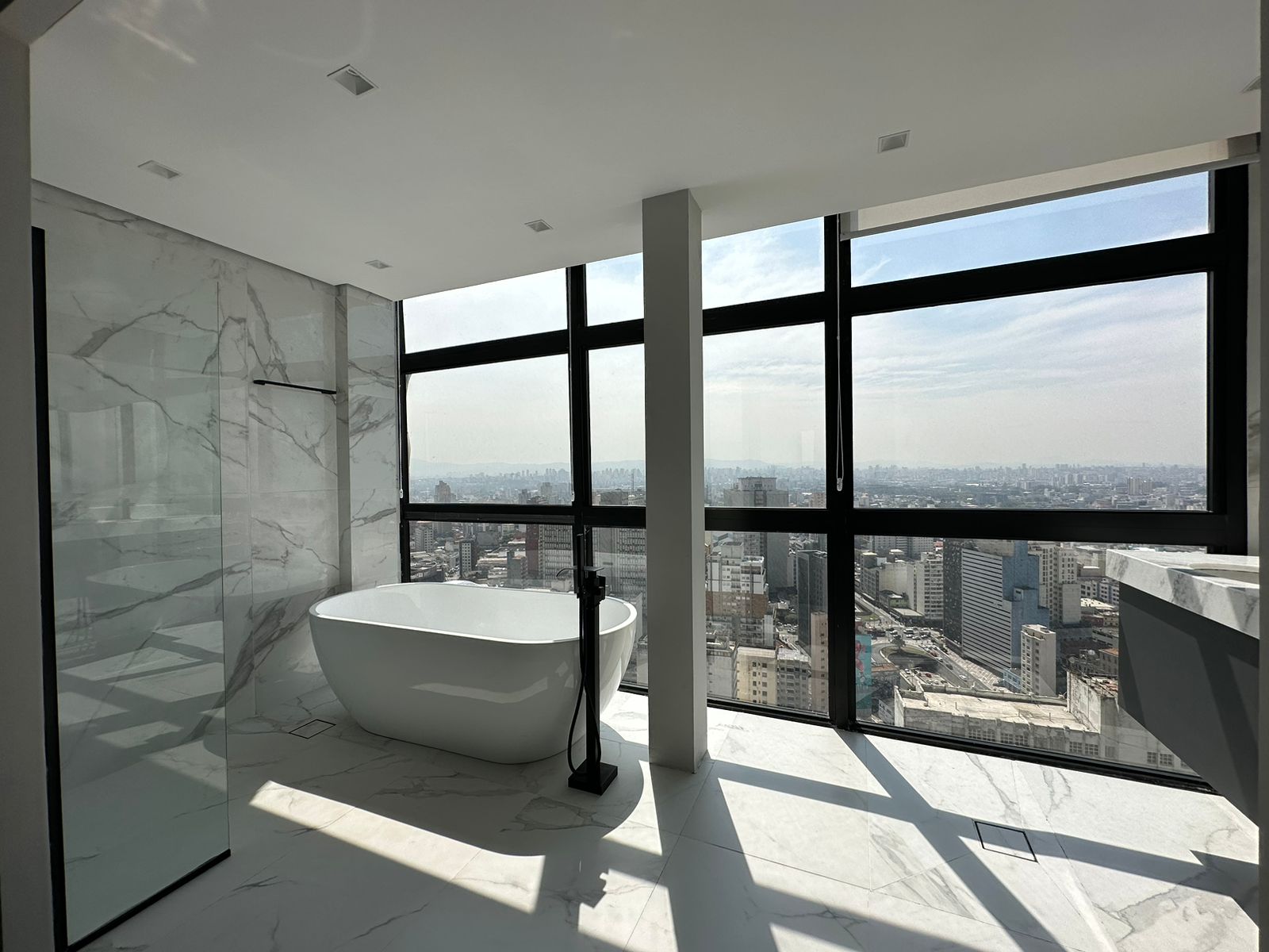 Vista Panorâmica do Banheiro Luxuoso