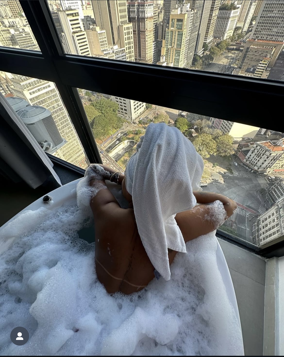 Banho de espuma com vista para a cidade de São Paulo