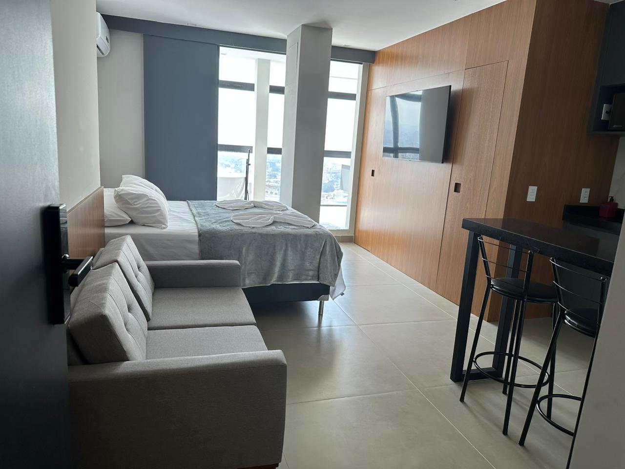 Suite Luxo com Banheira e Pilar
